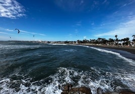 Imagen de la playa de Caleta de Vélez desde el espigón del puerto.