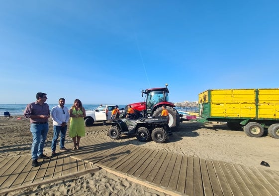 La concejal de Playas, y técnicos del área, junto a la nueva maquinaria.