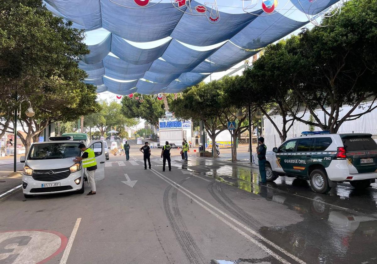 El operativo de policía, guardia civil y ayuntamiento en la entrada de la feria del real.