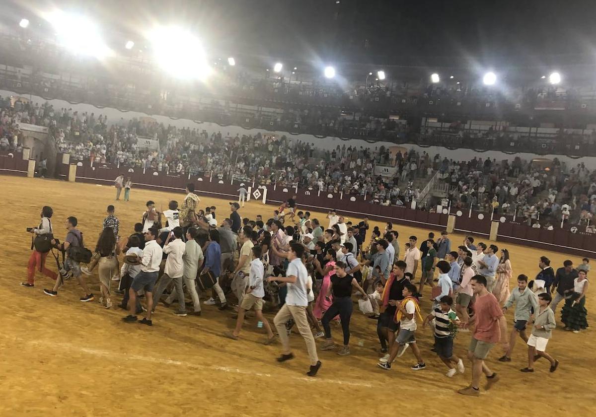 ¿De dónde salieron tantos chiquillos para saltar al ruedo y jalear a Roca Rey? Una imagen insólita en La Malagueta el pasado miércoles.