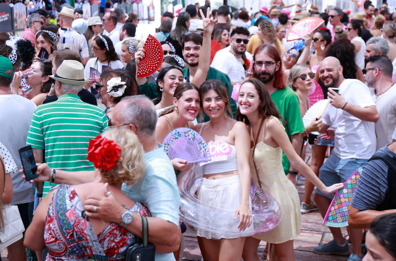 Turistas y locales, mayores y jóvenes aprovechan el día festivo para pasearse y disfrutar del ambiente del centro la última jornada de la feria