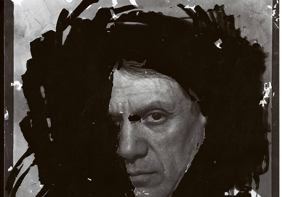 Picasso, en una imagen tomada y retocada EN 1935 por su pareja Dora Maar.