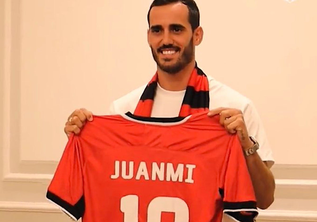 Juanmi, con su nueva camiseta.