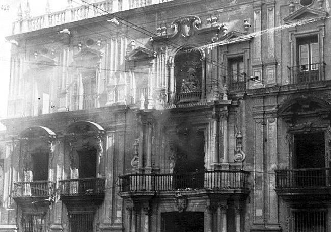 Fachada del Palacio Episcopal al día siguiente del incendio.