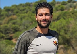 Pablo, posando para SUR desde el Parque Güell de Barcelona, con la equipación.