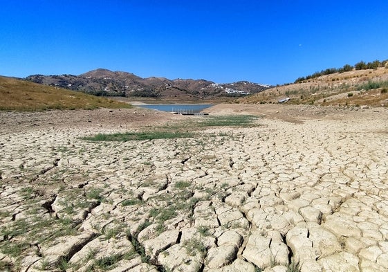 El embalse de La Viñuela está por debajo del 8,5% de su capacidad, con apenas 13,8 hectómetros cúbicos.