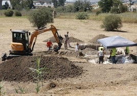 Una pala hidráulica ha comenzado este lunes a retirar la tierra con la que se cubrieron los cortes realizados en 2022.