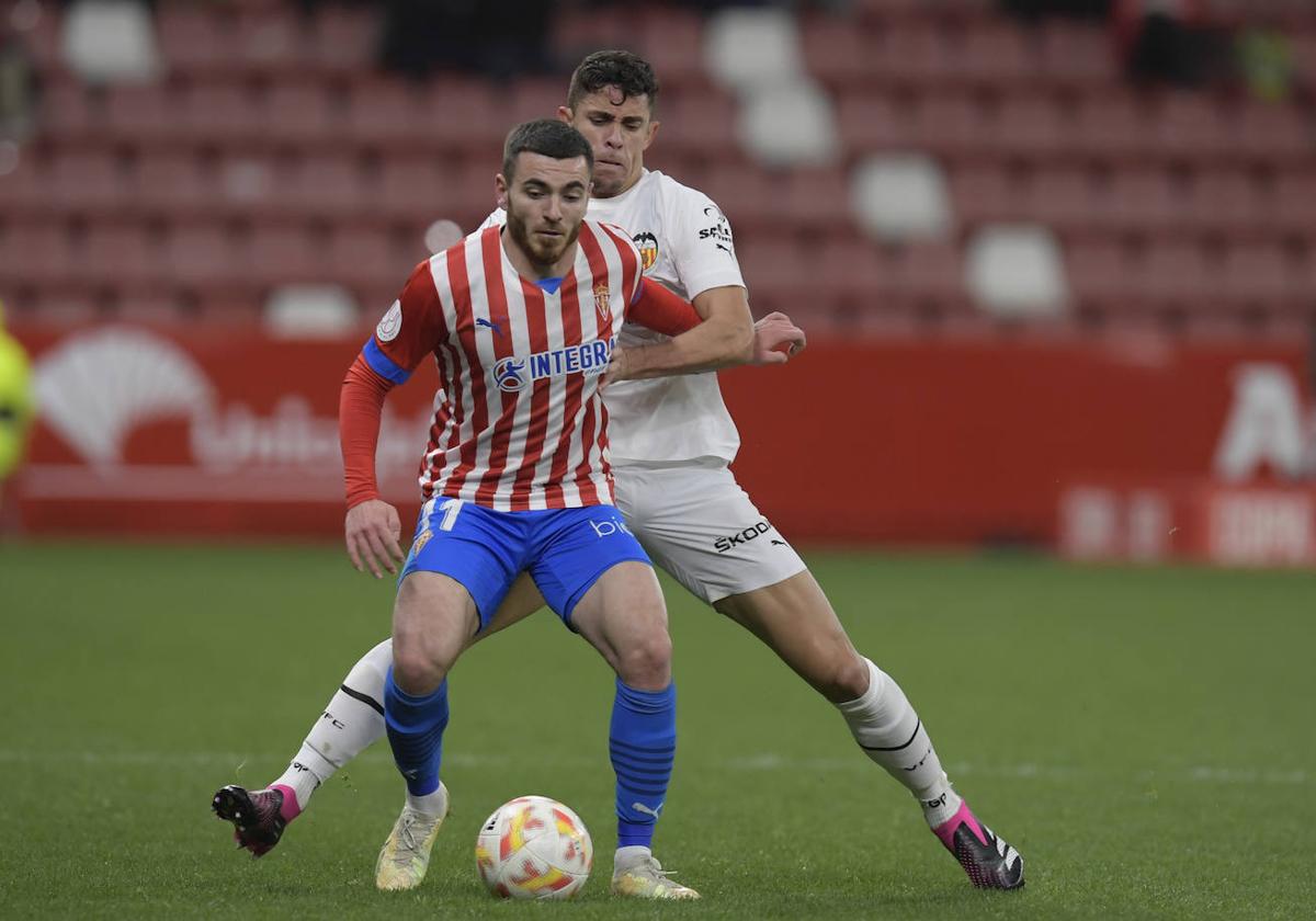 El delantero del Sporting de Gijón Víctor Campuzano (i) disputa el balón ante Gabriel Paulista (d), defensa hispano-brasileño del Valencia, durante el encuentro de octavos de final de Copa del Rey el pasado enero.