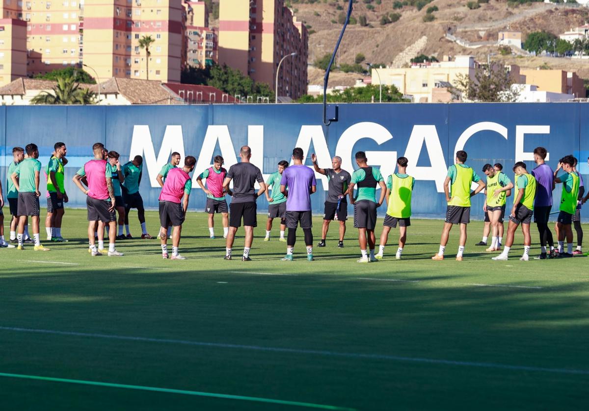La plantilla del Málaga atiende a las indicaciones del entrenador, Sergio Pellicer, ayer por la tarde en el Anexo.