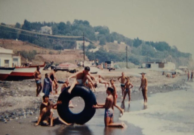 Imagen de la playa veleña de Mezquitilla en los años setenta del pasado siglo.