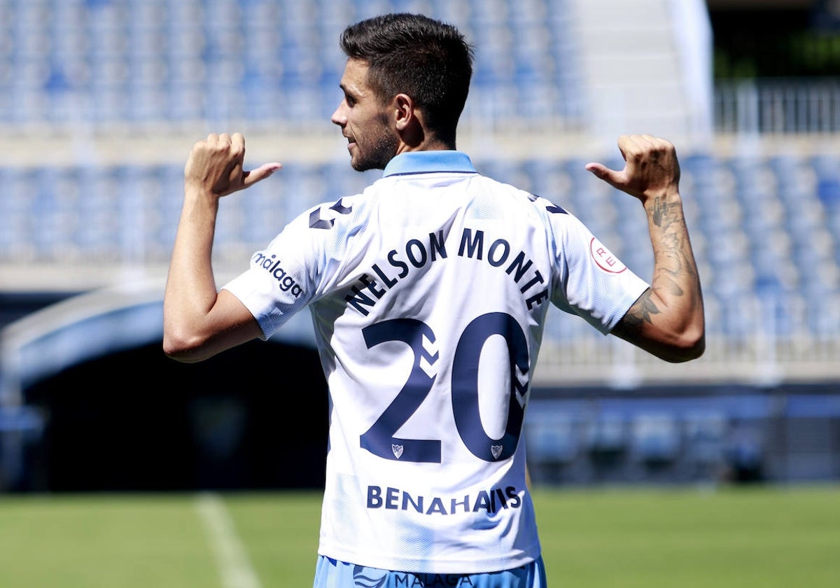 Nelson Monte, en el césped de La Rosaleda el día de su presentación.