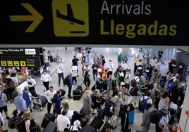 Turistas llegan al aeropuerto de Málaga el pasado mes de julio.