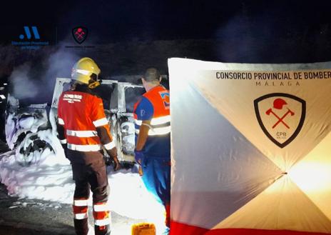 Imagen secundaria 1 - Imágenes de loc vehículos accidentados en en el kilómetro 4 de la A-355 a su paso por Coín