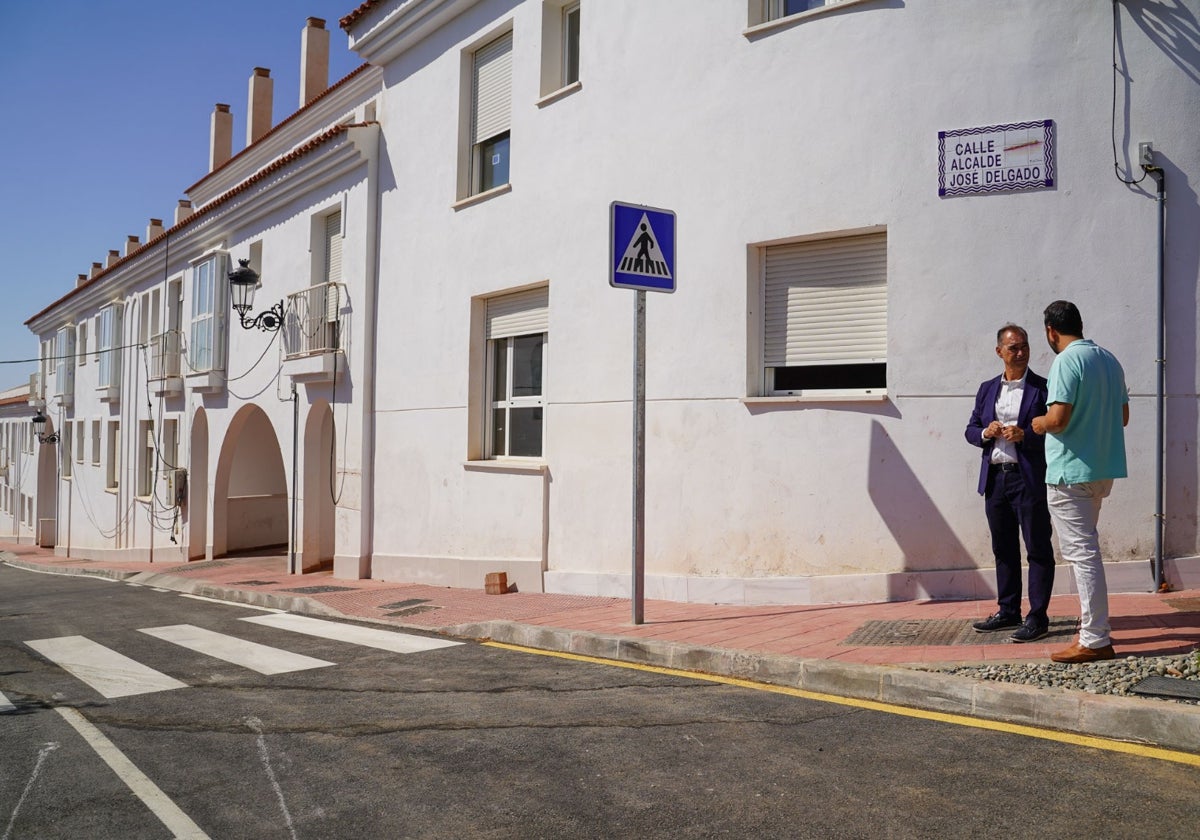 El alcalde y el concejal, junto al azulejo que da nombre a una de las calles del municipio.