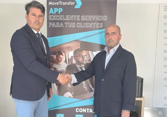 Sebastián Díaz (derecha), junto al presidente de la asociación VTC Andalucía, Pablo García.