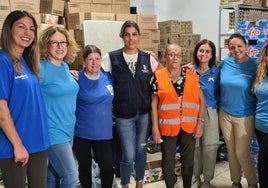 Parte del equipo de voluntarios de la asociación, que ahora cuenta con unos veinte para los repartos de alimentos.