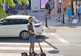 Un joven circula en un patinete.