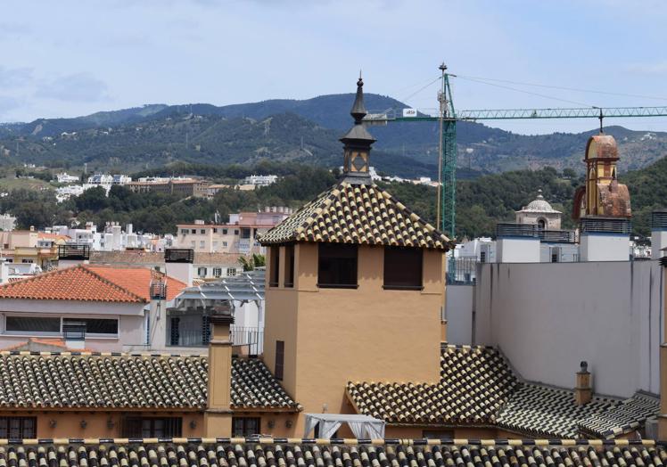 Imagen principal - Primera foto, torre de calle Cister. Segunda, terraza con quiosco en Alameda 38. Y tercera foto, torreón en Granada 56. 