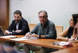 El líder del PSOE-A, Juan Espadas, en la reunión ayer con su grupo parlamentario.