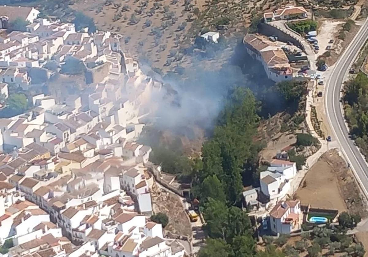 Vista del incendio declarado este lunes en El Burgo.