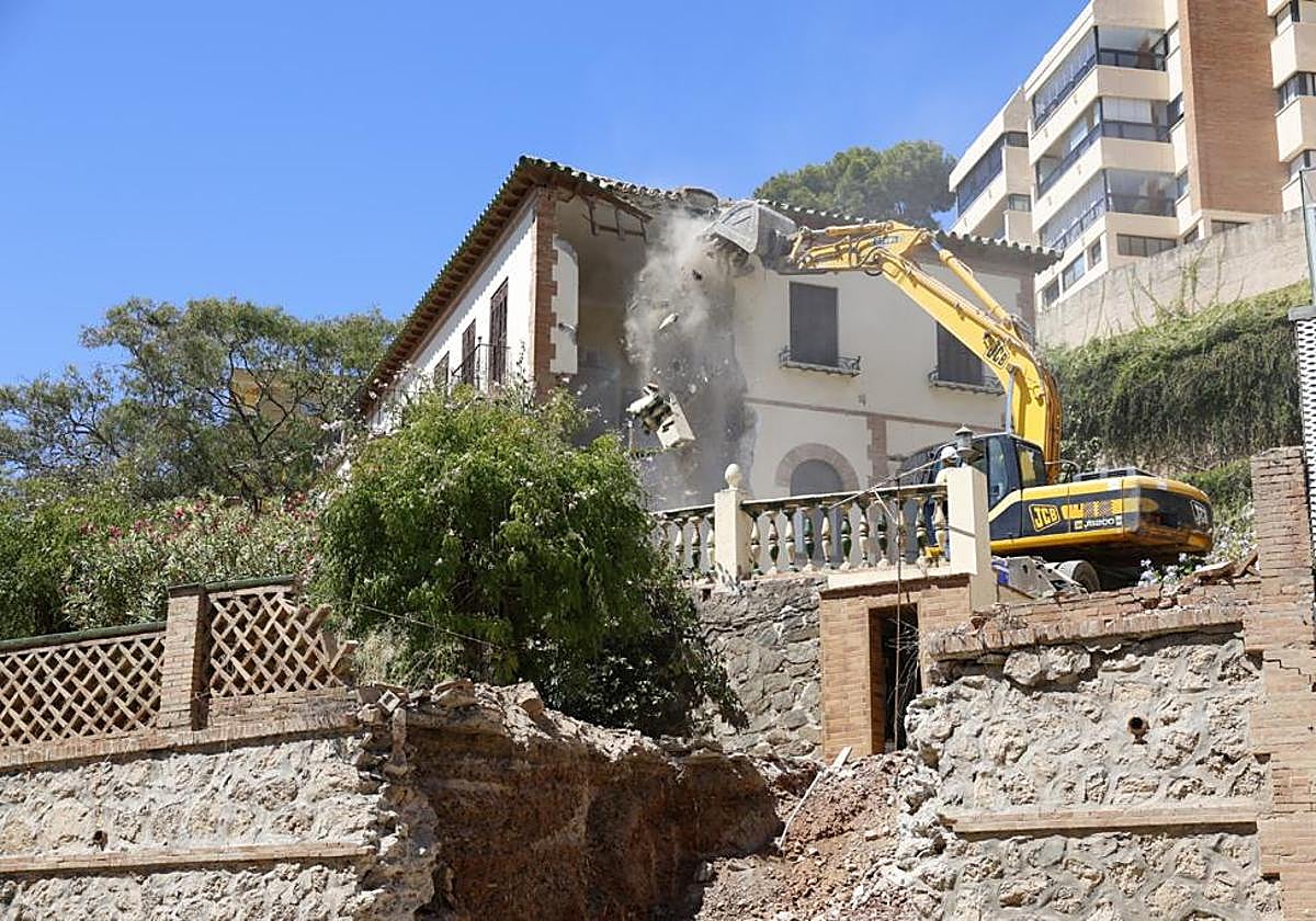 Este martes ha comenzado el derribo del número 5 del paseo de Salvador Rueda.