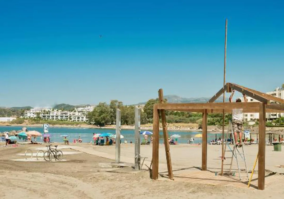 A prisión por grabar a niños desnudos en las duchas de una playa de  Estepona | Diario Sur