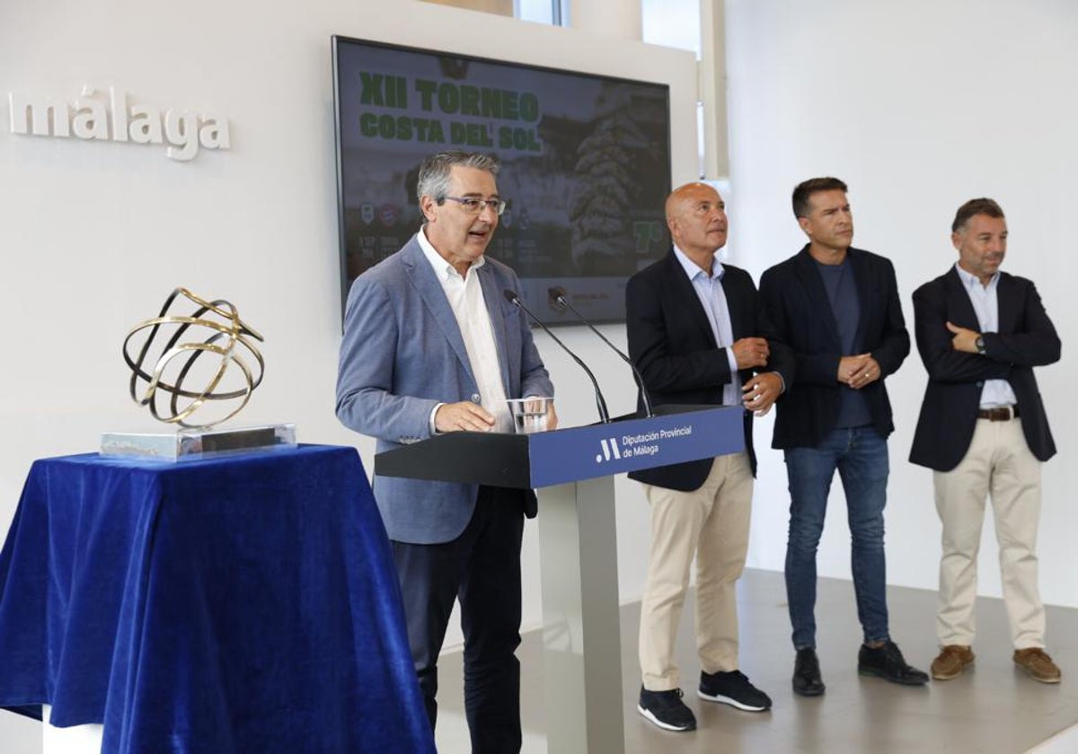 Francisco Salado, Antonio Jesús López Nieto, Óscar Medina y Juan Rosas, este martes en la presentación del duodécimo Trofeo Costa del Sol de baloncesto.