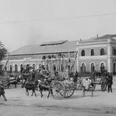 Carros en los alrededores de la estación.