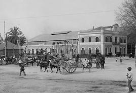 Carros en los alrededores de la estación.