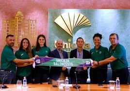 Francis Trujillo, Clara Cáceres, Wiktoria Keller, Manuel Dorado, Akilah Bethel y Juanma Rodríguez, en el Salón de Actos de Unicaja.