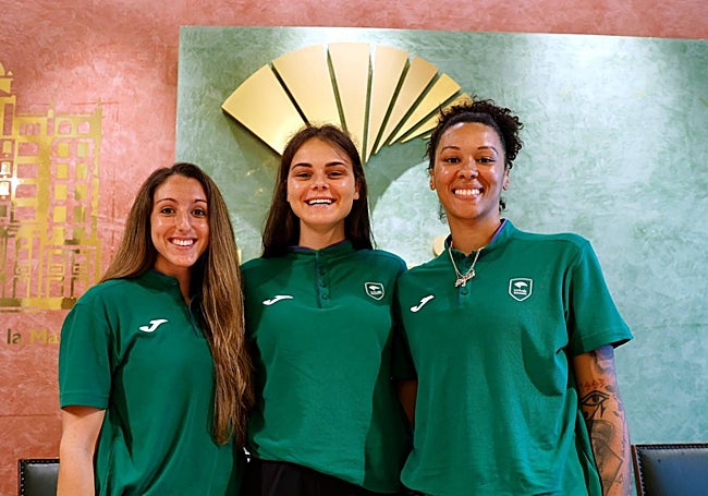 Clara Cáceres, Wiktoria Keller y Akilah Bethel, las tres jugadoras presentadas este miércoles.