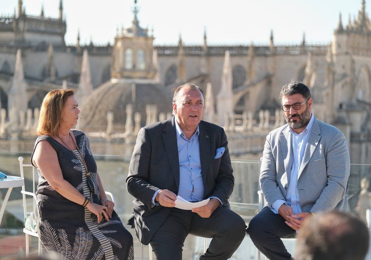 Bernal, junto a De Aguilar y Morán, explica las acciones en Asia y Estados Unidos.