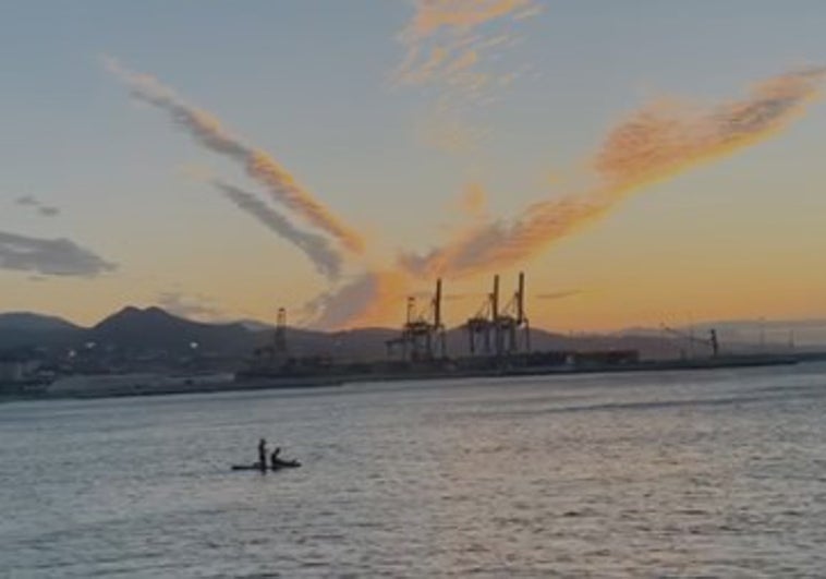 Captan en un vídeo a los dos amigos desaparecidos en Málaga cuando salían a hacer pádel surf