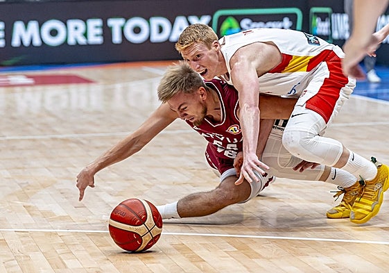 Alberto Díaz, ayer en una acción defensiva ante Artur Zagars.
