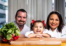 Francis Navarro, junto a su mujer Mirthes y su hija Gabriela.