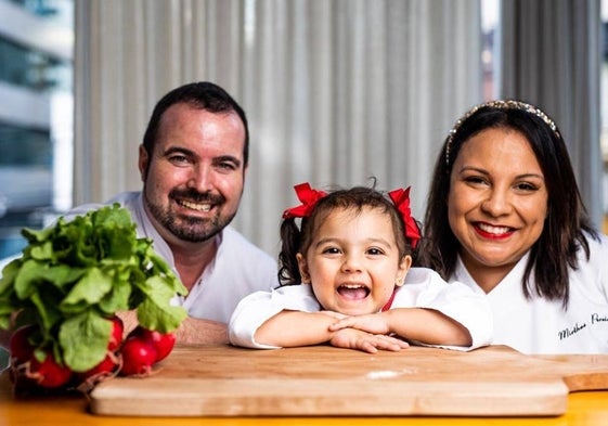 Francis Navarro, junto a su mujer Mirthes y su hija Gabriela.