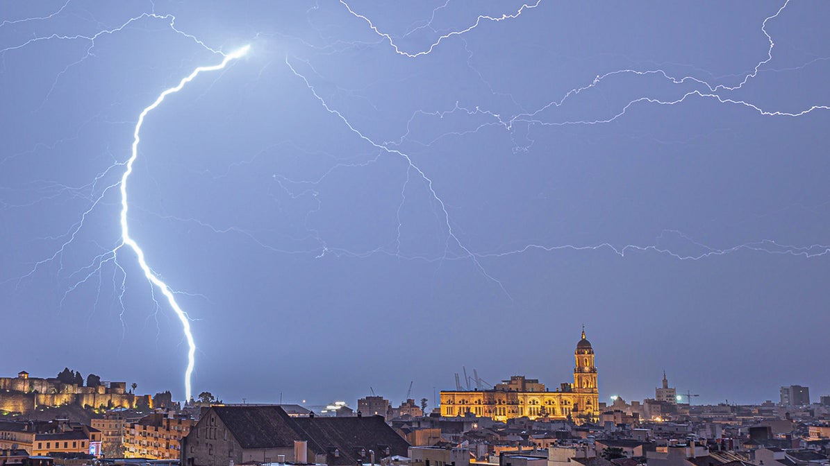 Vista de la ciudad de Málaga al inicio de una tormenta