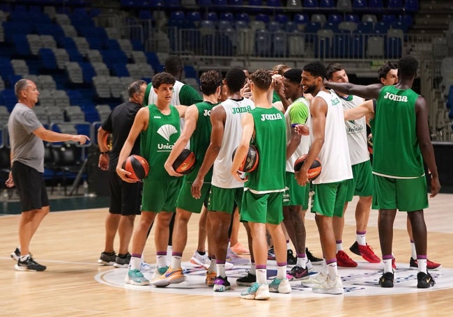 Los jugadores del Unicaja, en el entrenamiento de este viernes.