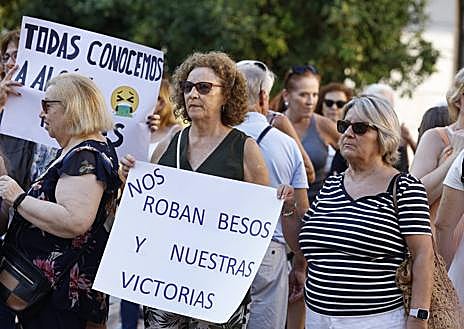 Imagen secundaria 1 - Concentración en Málaga contra Luis Rubiales, «la caverna machista» y «la cultura de la violación»