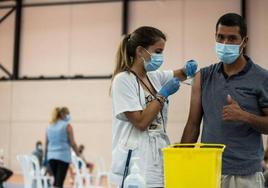 Andalucía llama a vacunarse de covid en la próxima campaña y mejorar los datos de 2022