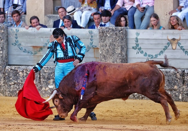 Morante de la Puebla ante el primero de su lote.