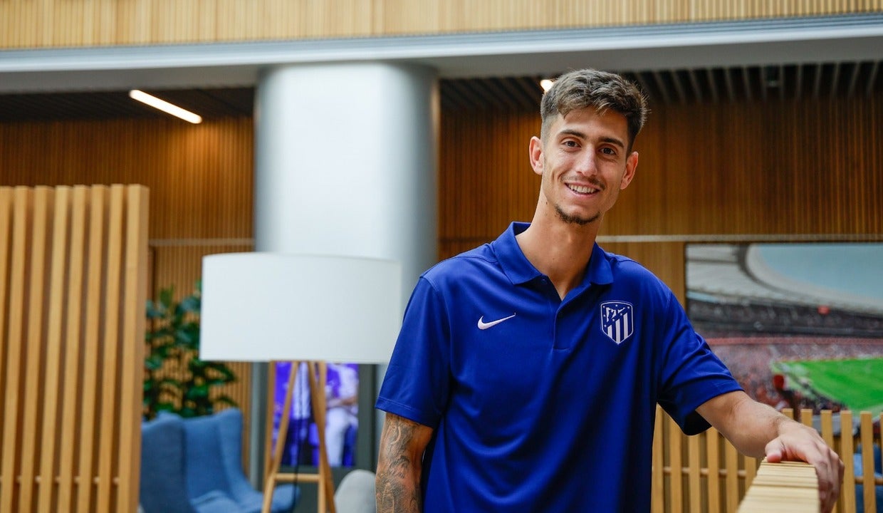 El malagueño posa como nuevo fichaje del Atlético B cedido por el Eldense.