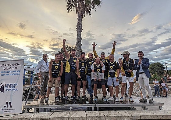 El club de remo de La Araña celebra su título.