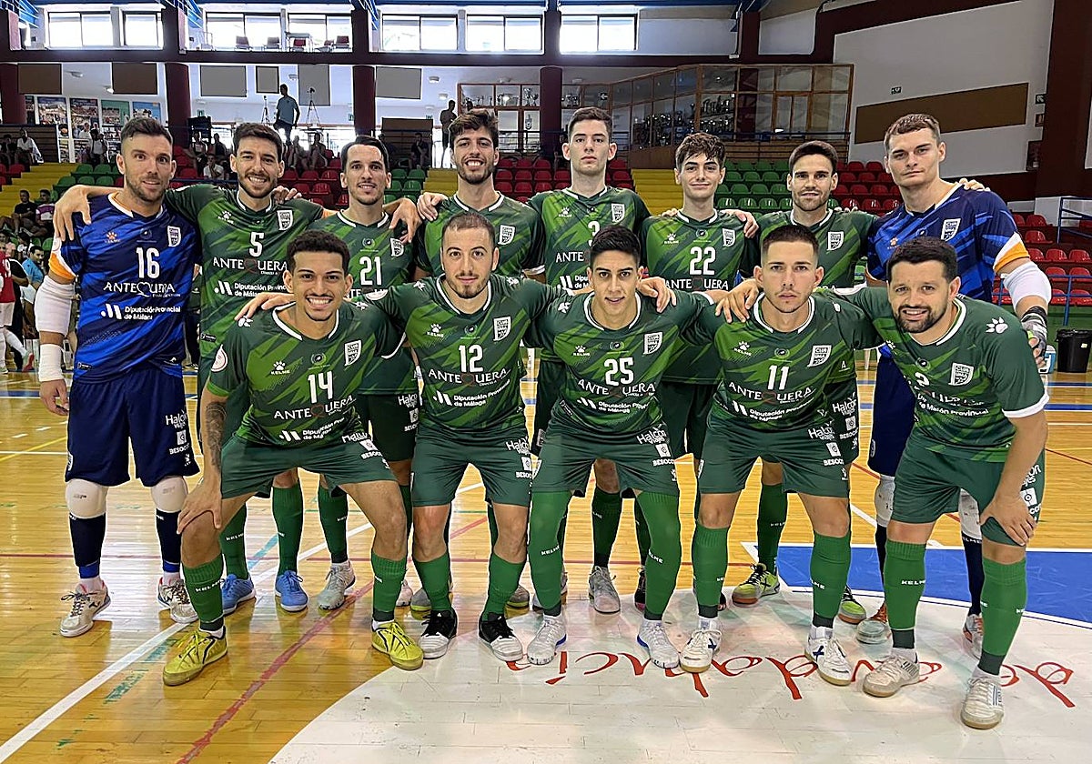 Los jugadores del UMA Antequera, en el partido ante el Ceutí en Frigiliana.