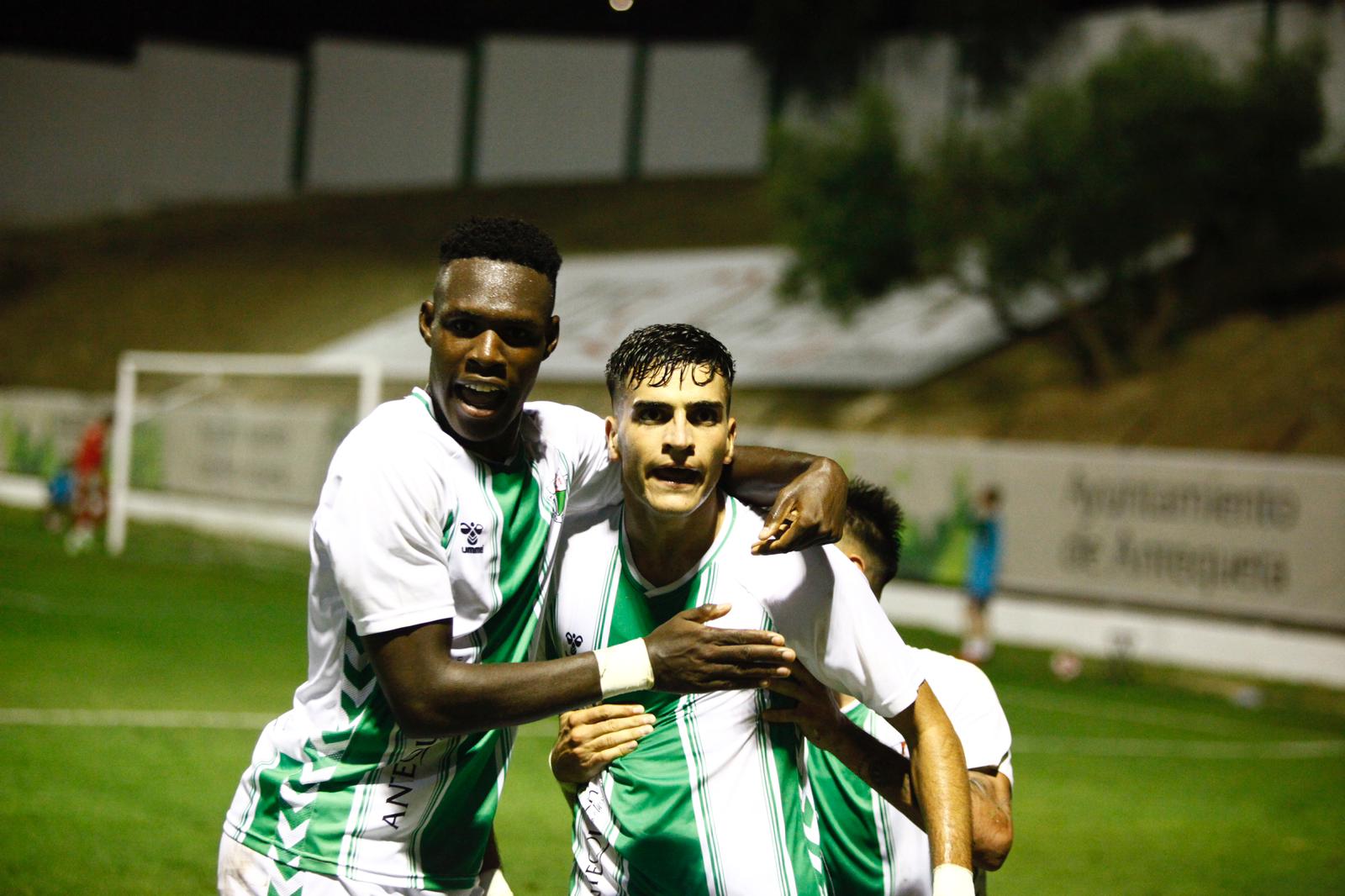 Destiny felicita a Ale García en el primer gol en la nueva categoría del Antequera, insuficiente.