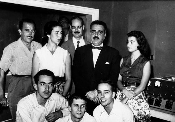 Personal e instalaciones de Radio Juventud en 1959. En el centro, José Tuderini, director, y a su izquierda, María Teresa Campos.