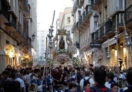 La Virgen de la Victoria procesiona este viernes.