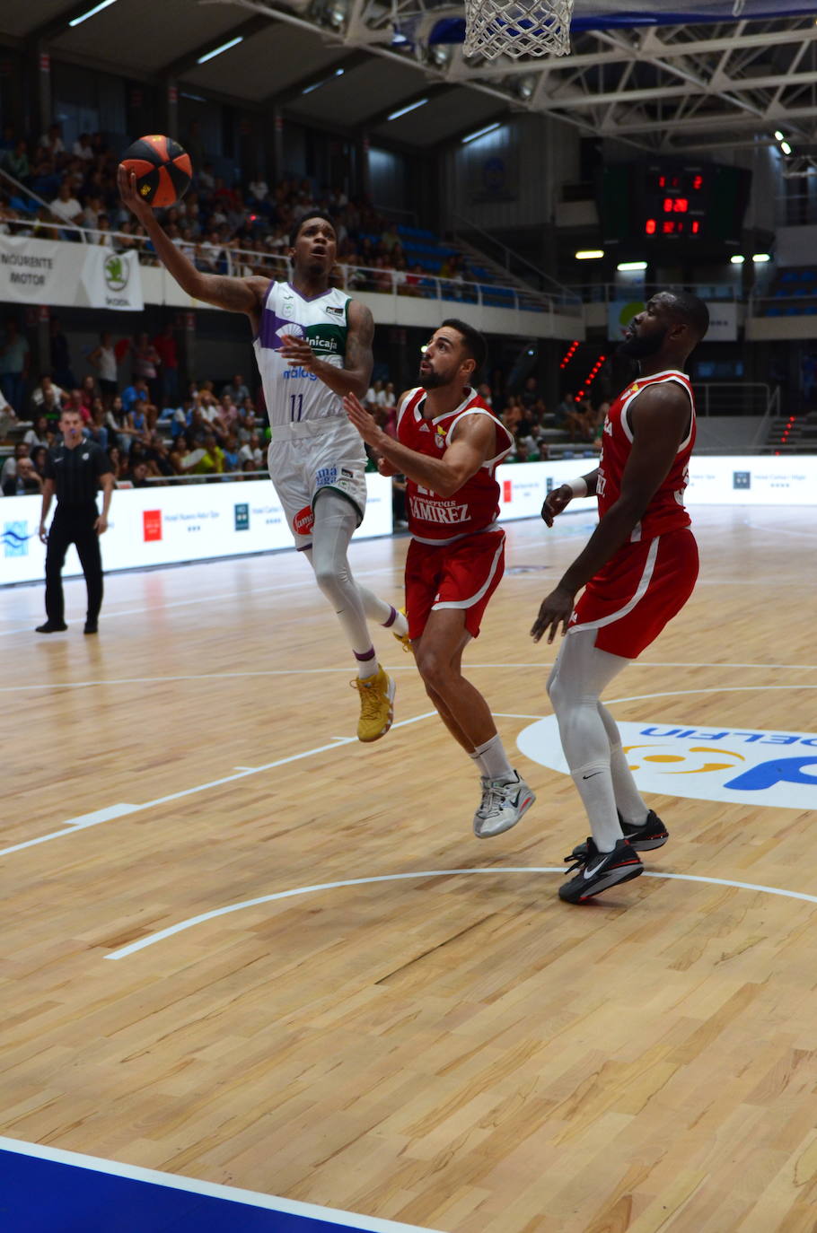 El Unicaja-Benfica de la final del Torneo EncestaRías, en imágenes