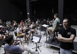 Tete Leal, durante la grabación en ELCAMM de la banda de música de Almogía.