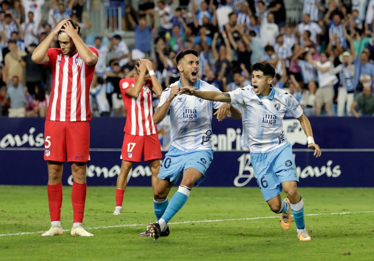 El canterano del Málaga, Antoñíto Cordero, a la derecha de la imagen, celebra el gol de la victoria contra el Atlético B.